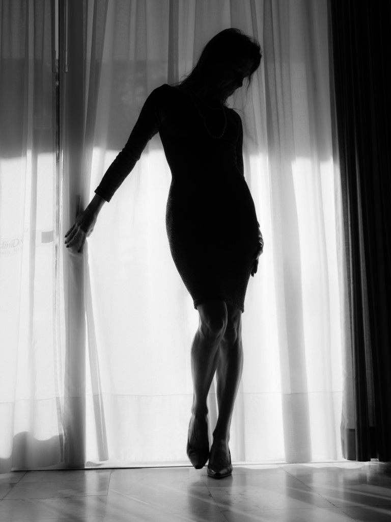 ART PHOTO FRAU VOR FENSTER