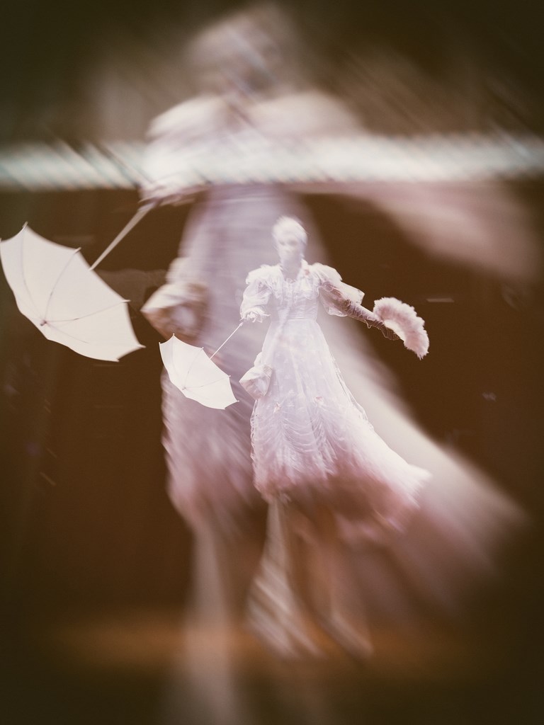 ART PHOTOGRAPHY SCHWEBEND