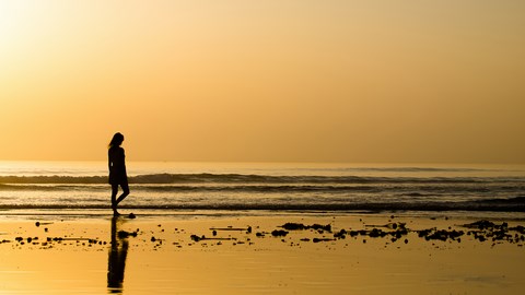 ART PHOTOGRAPHY GIRL ON THE BEACH